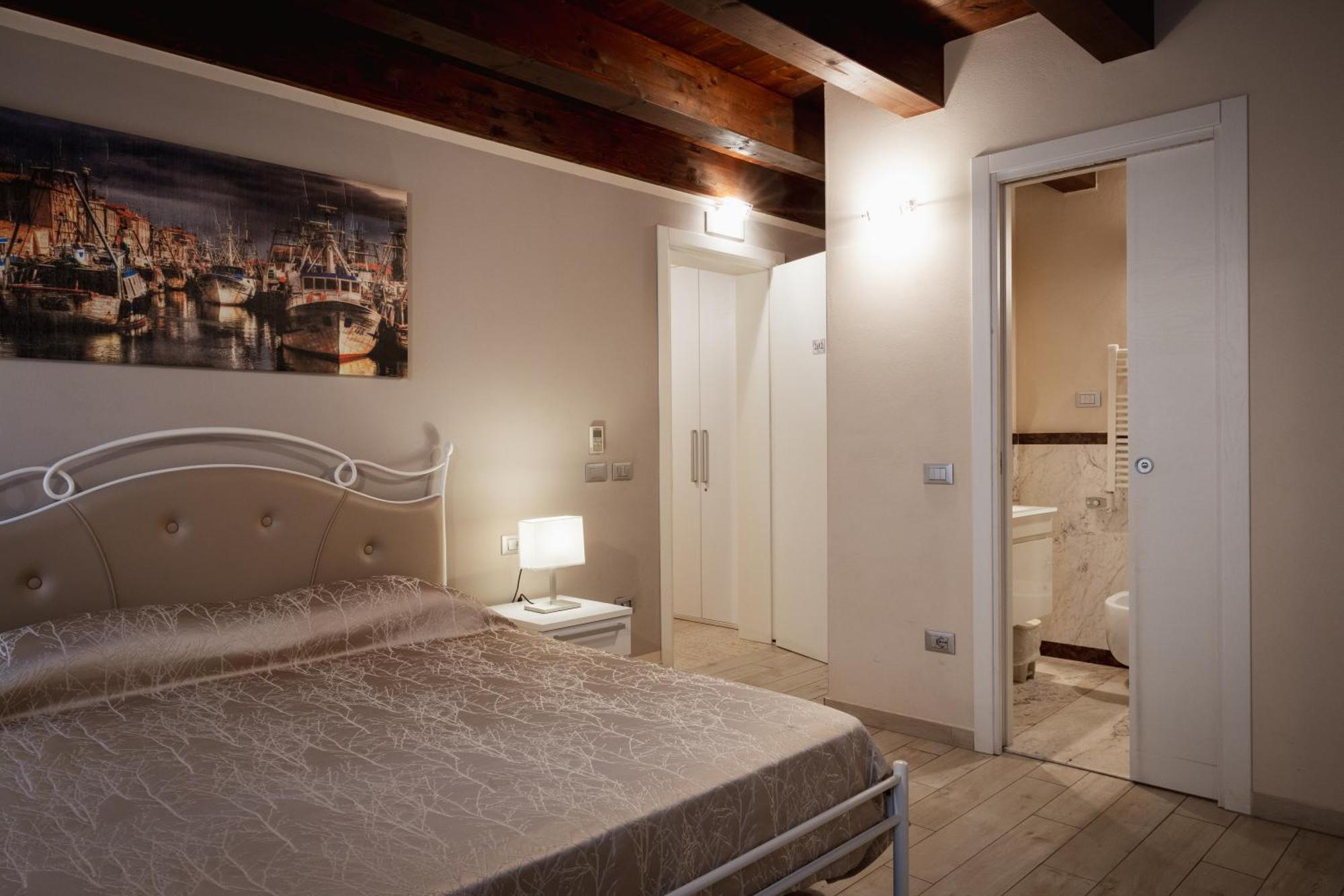 Double Room,1746946986:JPEG
